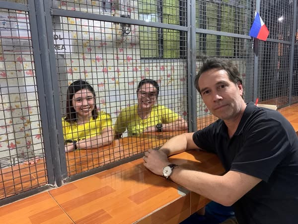 Deputy Ambassador of the Embassy of the Netherlands to the Philippines, Robert van der Hum, visiting detained journalist Frenchie Mae Cumpio (left) and co-accused Marielle Domequil. Credit: Embassy of the Netherlands in the Philippines